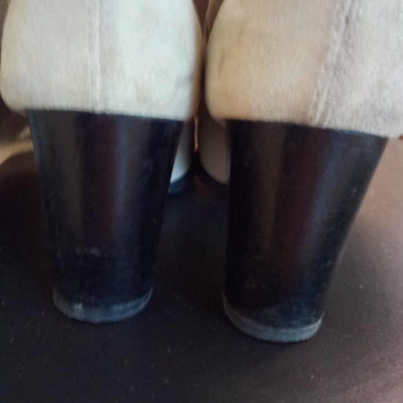 📚 Cream Colored Suede Boots - Picture 6 of 6